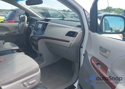 2013 Toyota Sienna Xle V6 8 Passenger z USA, uszkodzony, nr VIN 5TDYK3DC9DS400175